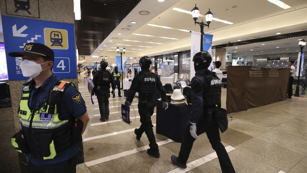 Güney Kore'de alış veriş merkezinde bıçaklı saldırı: En az 13 kişi yaralandı