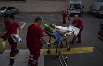 Paramédicos transportan en camillas a militares ucranianos gravemente heridos al hospital Mechnikov en Dnipro, Ucrania, el viernes 14 de julio de 2023\. 