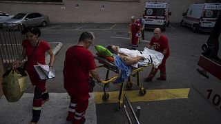 Парамедики транспортируют тяжелораненых украинских военнослужащих на носилках в госпиталь имени Мечникова в Днепре, Украина, пятница, 14 июля 2023 г.