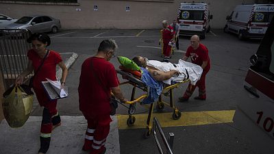 Paramedici trasportano su barelle militari ucraini gravemente feriti all'ospedale Mechnikov di Dnipro, Ucraina, venerdì 14 luglio 2023\.