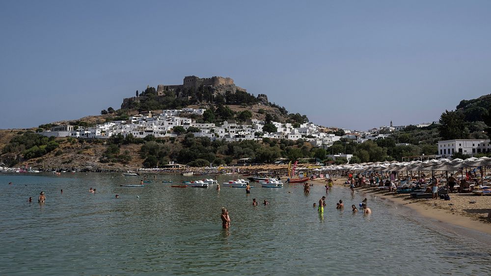 “Rhodes est de retour !” : le Premier ministre grec offre un séjour gratuit en 2024 aux touristes évacués