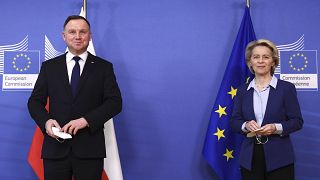 الرئيس البولندي أندريه دودا ، من اليمين ، ورئيسة المفوضية الأوروبية أورسولا فون دير لاين خلال لقاء لهما في فبراير 2022.