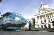 Sacramento'daki Capitol binası önünde Kaliforniya Hızlı Tren hattı lokomotiflerinden bir kare.