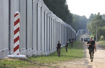 مرزبانان لهستانی در ۳۰ ژوئن ۲۰۲۲ در حال گشت زنی در نزدیکی یک دیوار فلزی تازه ساخته در مرز بین لهستان و بلاروس