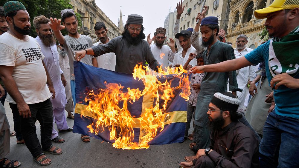 Твърдолинейни ислямистки протестиращи изгарят шведското знаме в Карачи, Пакистан - Авторски
