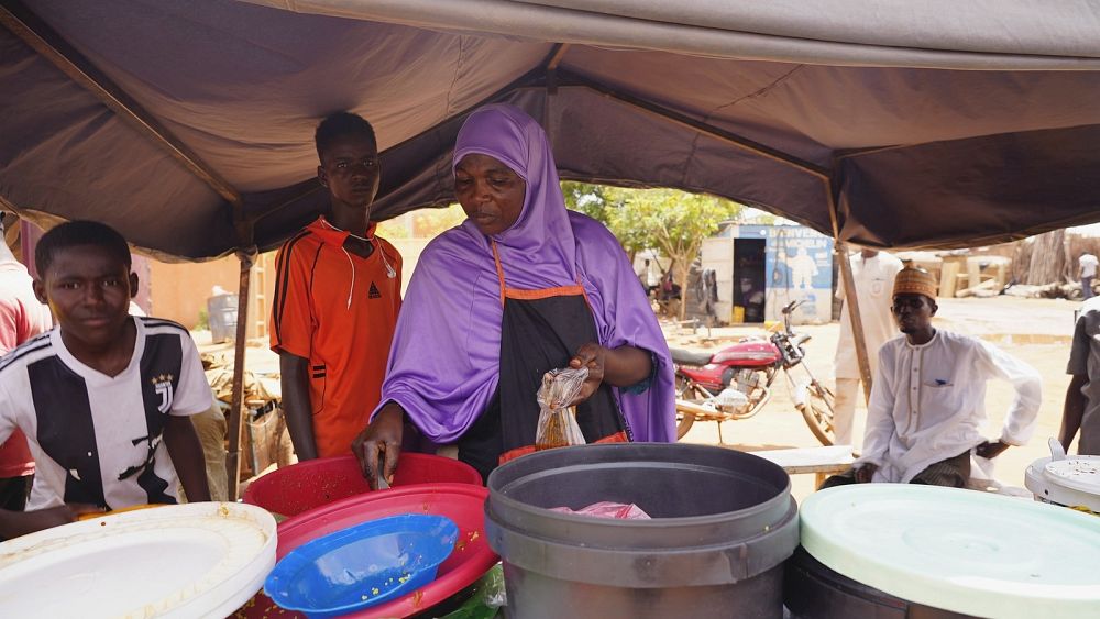 Жена приготвя храна в Ниамей, Нигер, събота, 29 юли 2023