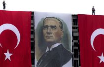 الأعلام التركية وصورة لمصطفى كمال أتاتورك مؤسس تركيا الحديثة في اسطنبول بتركيا