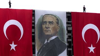 الأعلام التركية وصورة لمصطفى كمال أتاتورك مؤسس تركيا الحديثة في اسطنبول بتركيا