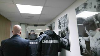 الشرطة الإيطالية في مقر الإنتربول في ليون، وسط فرنسا