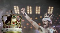 Freddie Mercury'nin 'Magic' Turnesi boyunca taktığı imzalı tacı, 3 Ağustos 2023 Perşembe günü Londra'daki Sotheby's müzayede salonlarında sergileniyor.