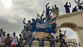 Manifestantes apoiam a lideraça do golpe de Estado no Níger
