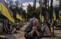 Светлана на могиле своего младшего сына, погибшего в боях в прошлом году. Киев, 3 августа 2023 года