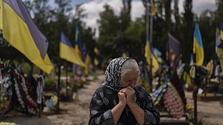 La madre de un soldado ucraniano llora su muerte en Kiev.