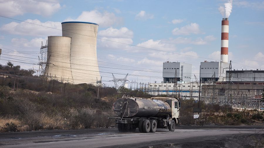 Zimbabwe president opens 600MW coal-fired power plant | Africanews