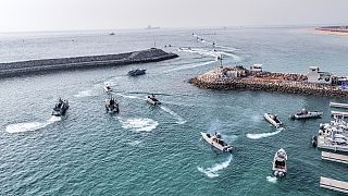 صورة نشرها الحرس الثوري الإيراني يوم الأربعاء 2 أغسطس / آب 2023 لزوارق سريعة تابعة له خلال مناورة في الخليج.