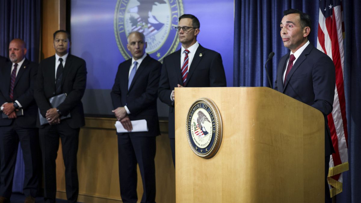 Ο Γενικός Εισαγγελέας της Καλιφόρνιας ανακοινώνει τη σύλληψη δυο Αμερικανών ναυτών για κατασκοπεία υπέρ της Κίνας
