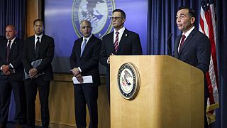 Ο Γενικός Εισαγγελέας της Καλιφόρνιας ανακοινώνει τη σύλληψη δυο Αμερικανών ναυτών για κατασκοπεία υπέρ της Κίνας