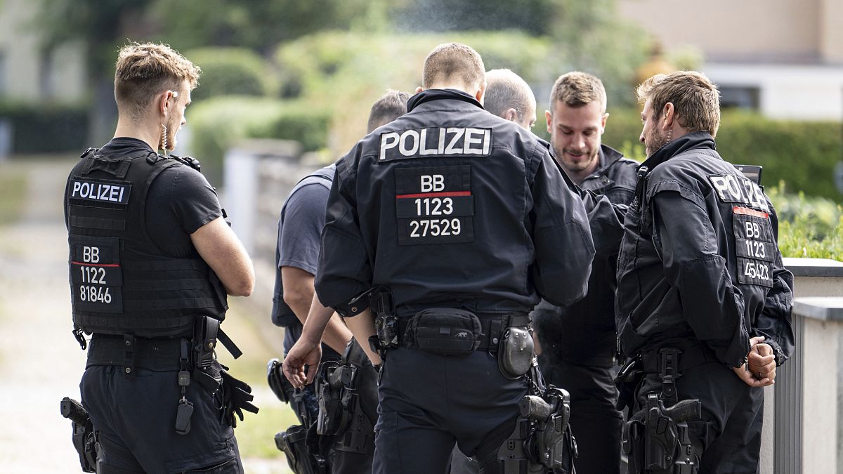 Agenti di polizia coordinano la ricerca di un animale selvatico in un'area residenziale di Teltow, in Germania. 20 luglio 2023