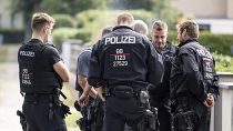 Agenti di polizia coordinano la ricerca di un animale selvatico in un'area residenziale di Teltow, in Germania. 20 luglio 2023