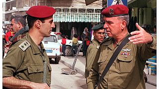 صورة أرشيفية من عام 1997 لنائب رئيس أركان الجيش الإسرائيلي الجنرال ماتان فيلنائي خلال جولة في الخليل