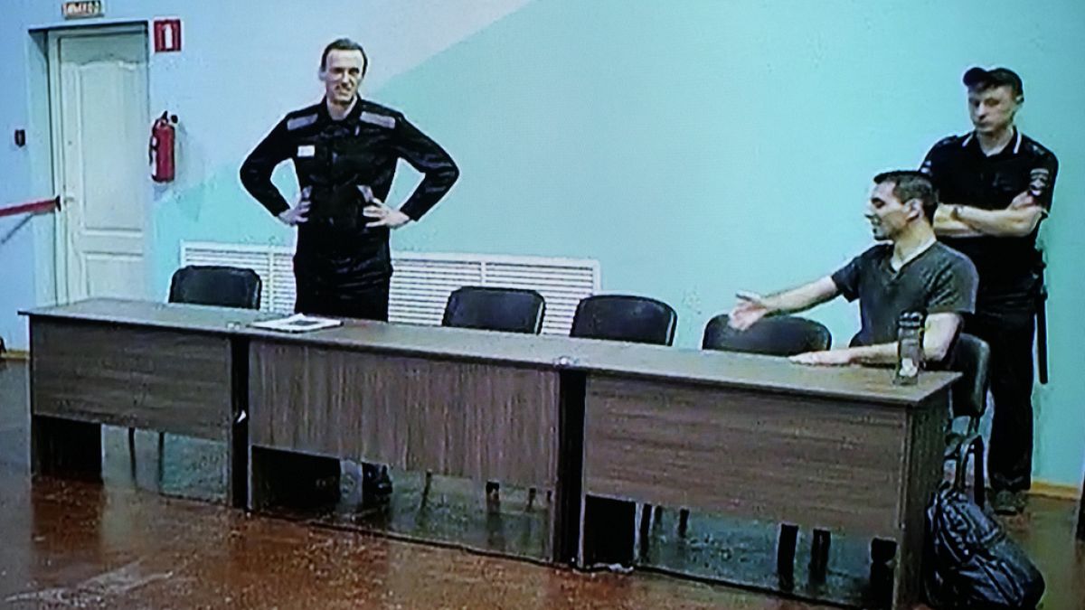 L'opposant russe Alexei Navalny et son co-accusé Daniel Kholodny apparaissent dans un lien vidéo fourni par le Service pénitentiaire fédéral russe.