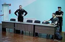 L'opposant russe Alexei Navalny et son co-accusé Daniel Kholodny apparaissent dans un lien vidéo fourni par le Service pénitentiaire fédéral russe.