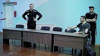 L'opposant russe Alexei Navalny et son co-accusé Daniel Kholodny apparaissent dans une vidéo du Service pénitentiaire fédéral russe, le 04/08/2023.
