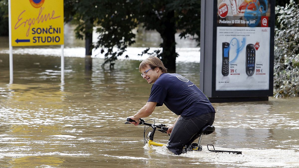 شاب على دراجته الهوائية الغارقة بفعل الفيضانات 
