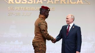 الحاكم العسكري في بوركينا فاسو إبراهيم تراوري مع الرئيس الروسي بوتين في قمة روسيا إفريقيا بمدينة سان بطرسبورغ