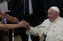 El papa saluda a los fieles en Lisboa