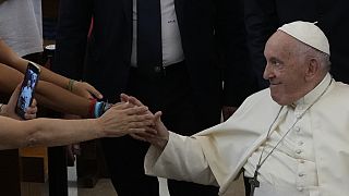 El papa saluda a los fieles en Lisboa