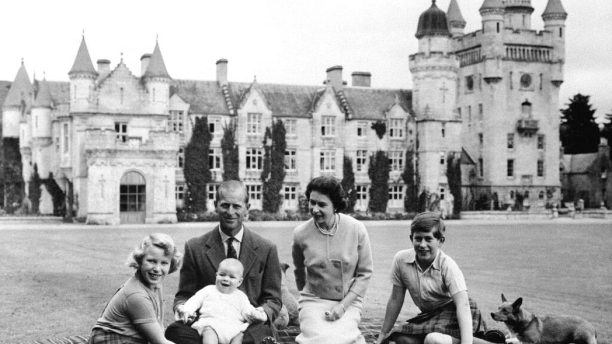II. Erzsébet, Fülöp herceg, Károly herceg, Anna hercegnő és András herceg a 60-as években Balmoralban 