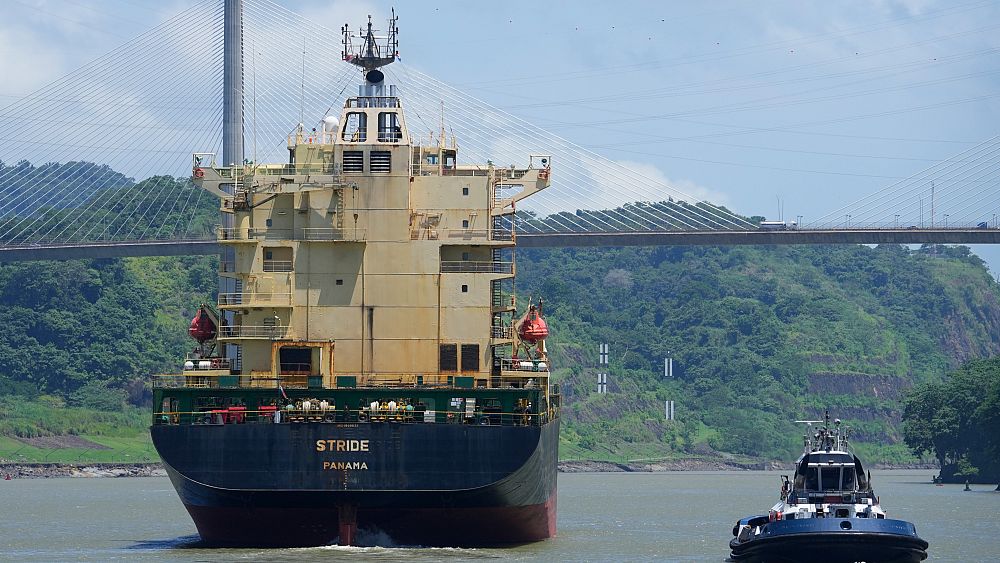 Кораб в Панамския канал - Авторско право AP От Euronews  с агенции Публикувано на