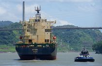 Hajó halad a Panama-csatornán