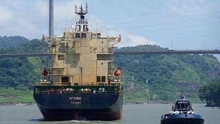 Hajó halad a Panama-csatornán