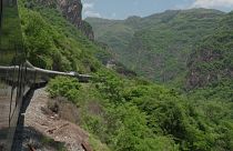 La ruta en tren de 350 kilómetros tarda 10 horas en recorrer las impresionantes Barrancas del Cobre. 