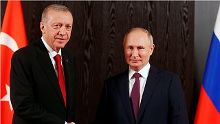 الرئيس الأمريكي فلاديمير بوتين مع الرئيس التركي رجب طيب أردوغان قبل محادثاتهما على هامش قمة منظمة شنغهاي للتعاون في سمرقند، أوزبكستان، الجمعة 16 سبتمبر 2022.
