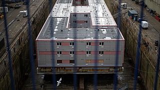 Le Bibby Stockholm en cours de rénovation à Falmouth, sur la côte de Cornouailles, dans le sud-ouest de l'Angleterre, le 11 mai 2023.