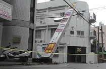 Placa de loja inclinada devido ao tufão Khanun, em Naha, na prefeitura de Okinawa, esta quinta-feira.