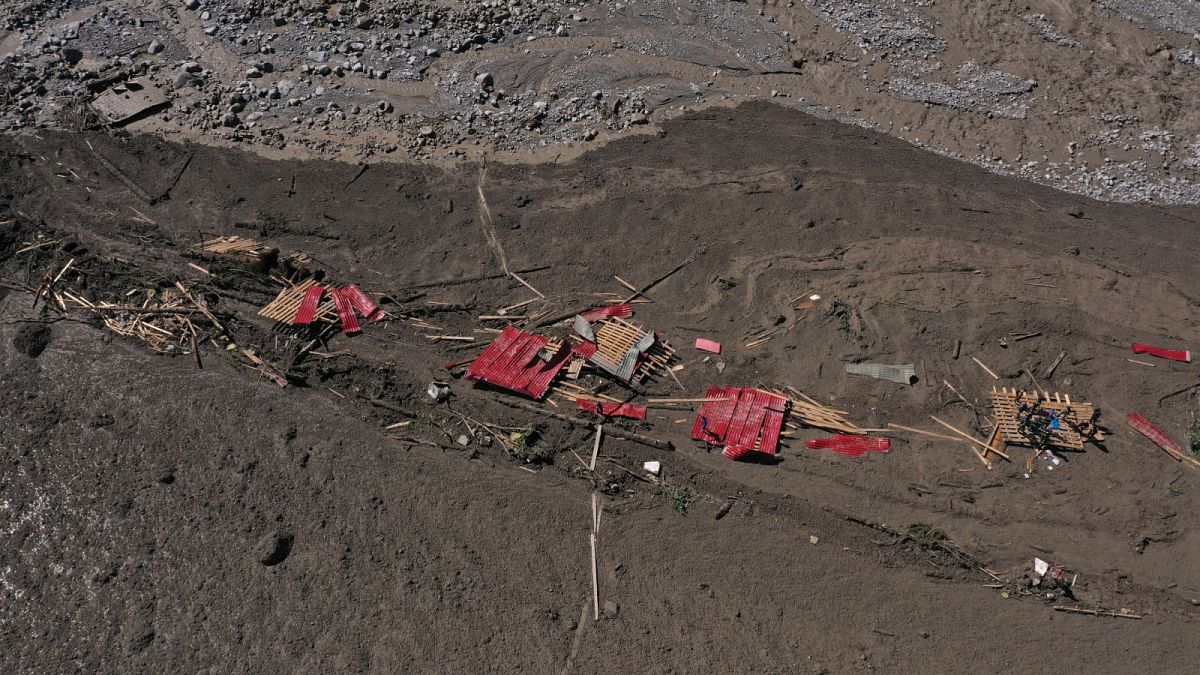 تُظهر هذه الصورة الجوية التي تم التقاطها بطائرة بدون طيار أفراد إنقاذ يعملون في موقع انهيار أرضي في منطقة راشا بغرب جورجيا في 4 أغسطس/آب 2023.