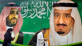 بنر تصاویر پادشاه و ولیعهد عربستان سعودی در شهر جده در سال ۲۰۲۰