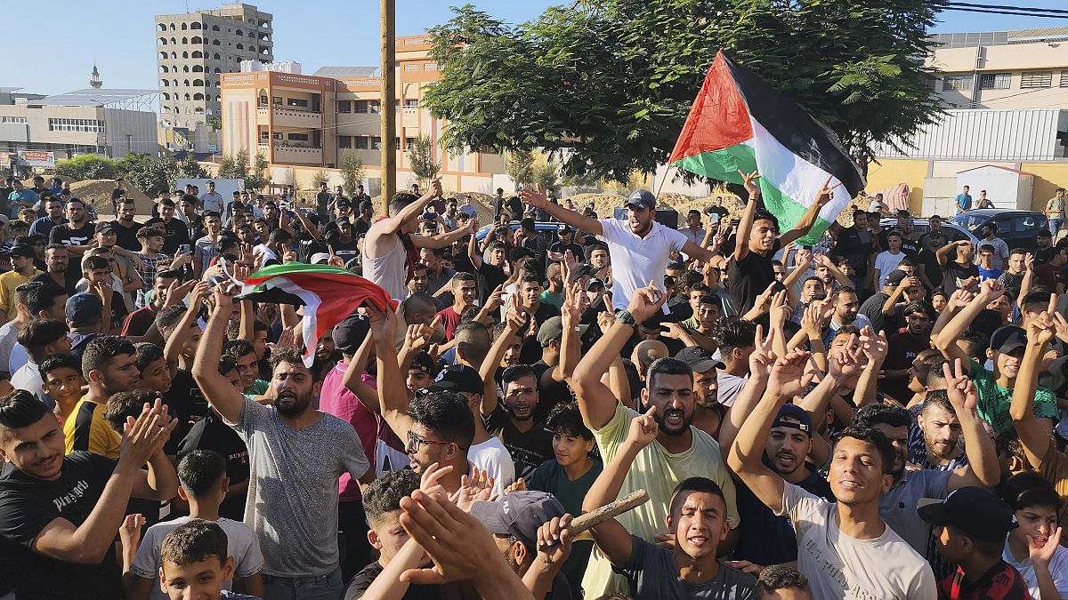 متظاهرون يحتجون على الأوضاع الإنسانية الصعبة في خان يونس، جنوب قطاع غزة.