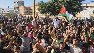 متظاهرون يحتجون على الأوضاع الإنسانية الصعبة في خان يونس، جنوب قطاع غزة.