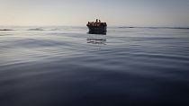 Um bote de migrantes no mar