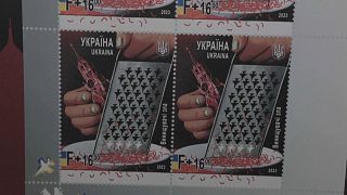 Foto: Un sello editado en Ucrania en el que aparece un utensilio de cocina, el Kremlin y aviones caza