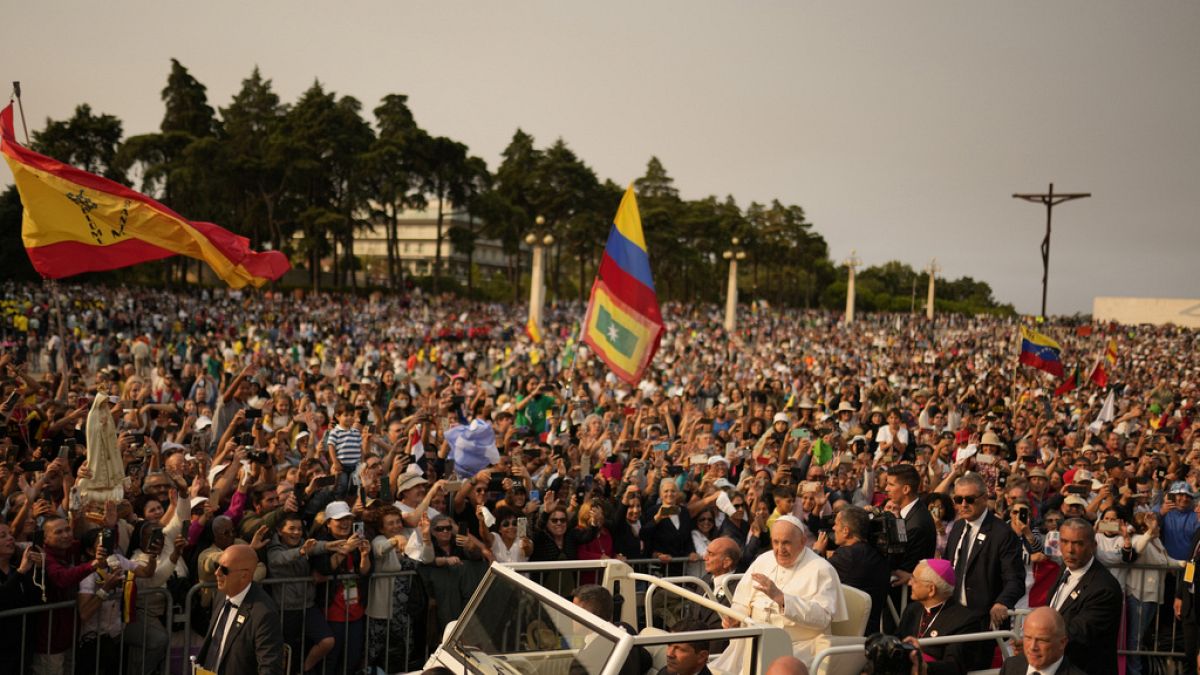 Верующие приветствуют папу римского Франциска