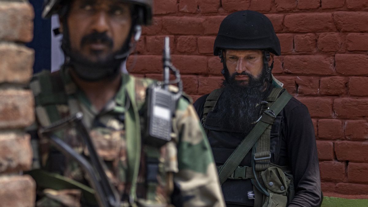 Hint ordusu askerleri, çatışmada ölenlerin yasını tutuyor