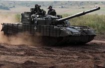 Ukraynalı tanklar Donetsk bölgesindeki cephe hattı yakınlarında askeri bir eğitime katılıyor. 1 Ağustos 2023