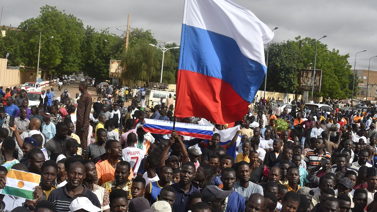 Manifestantes sostienen una bandera rusa durante una manifestación por el día de la independencia en Niamey, el 3 de agosto de 2023. 