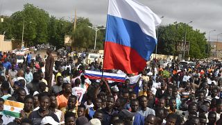 Orosz zászlót tartó tüntetők a nigeri függetlenségi napon Niamey-ben